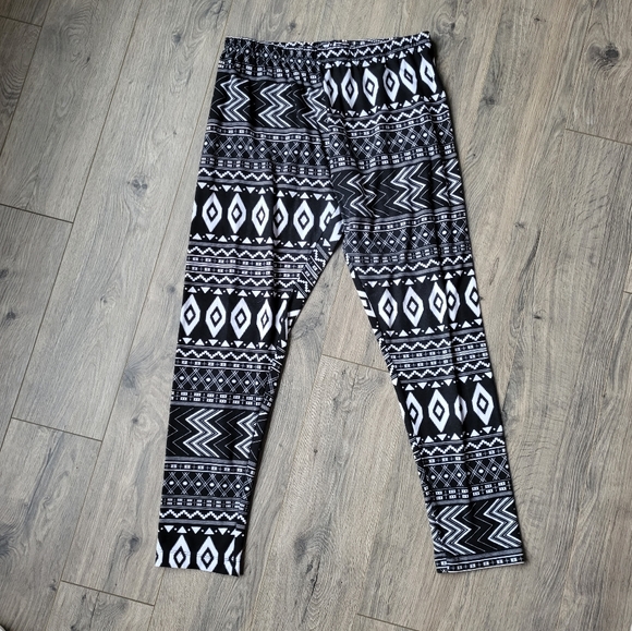 No Boundaries Pants - No Boundaries Aztec Print Black & White Leggings {Extra Large}